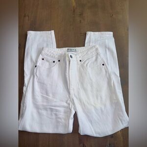 Abercrombie and Fitch The Mom High Rise. White Demin. Size 26/2LONG🤍 Curve Love
